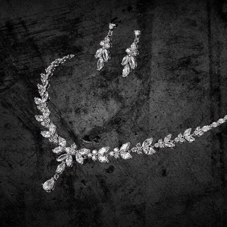 Timeless Women’s Necklace & Earrings Set – Diamond-Like Cubic Zirconia