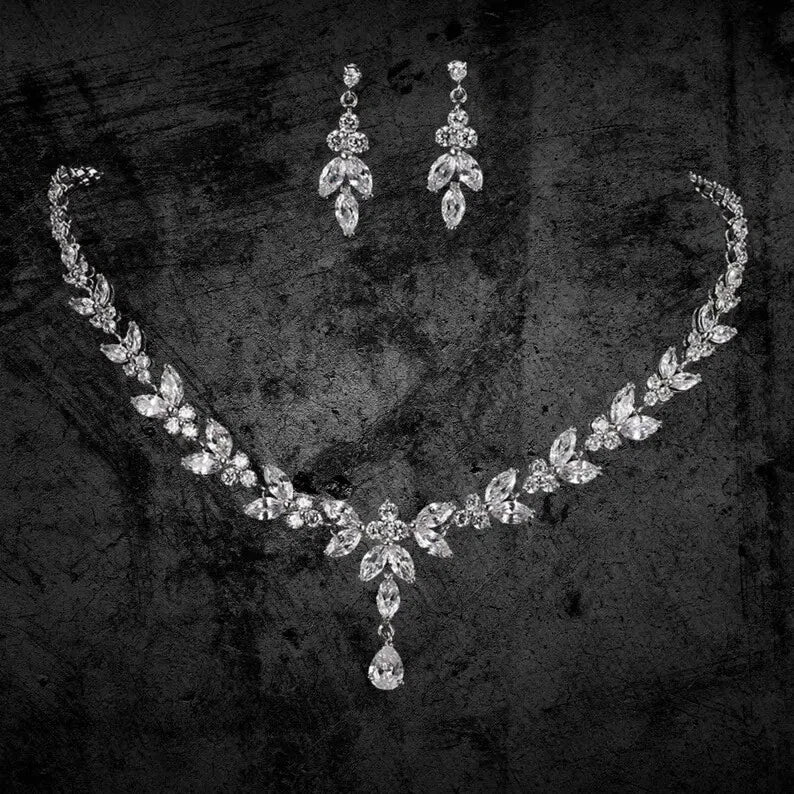 Timeless Women’s Necklace & Earrings Set – Diamond-Like Cubic Zirconia